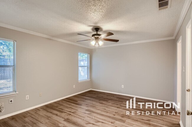 Building Photo - 1102 Glen Creek Dr