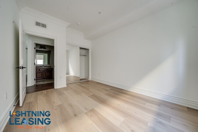 Building Photo - 10641 Woodbridge St