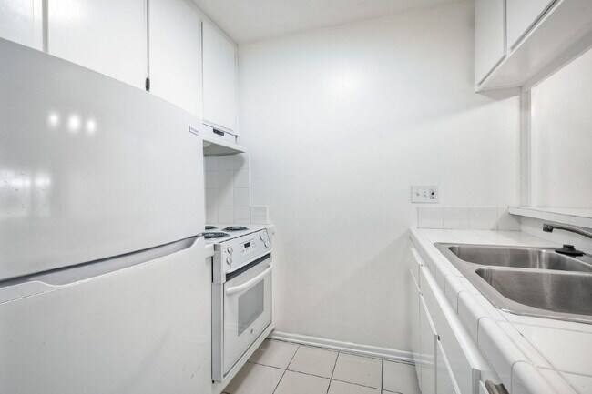 Building Photo - 1/2 off 1st month rent move in special at the Bluffs!!!