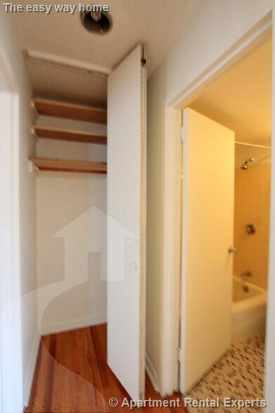 Building Photo - 524 Putnam Ave