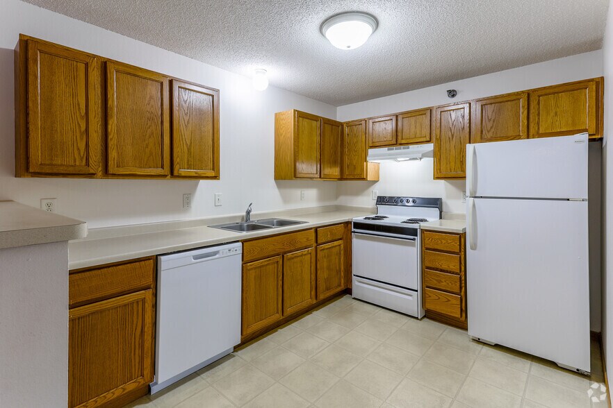 2BR, 1BA - 885SF - Kitchen - Meadow Creek Village