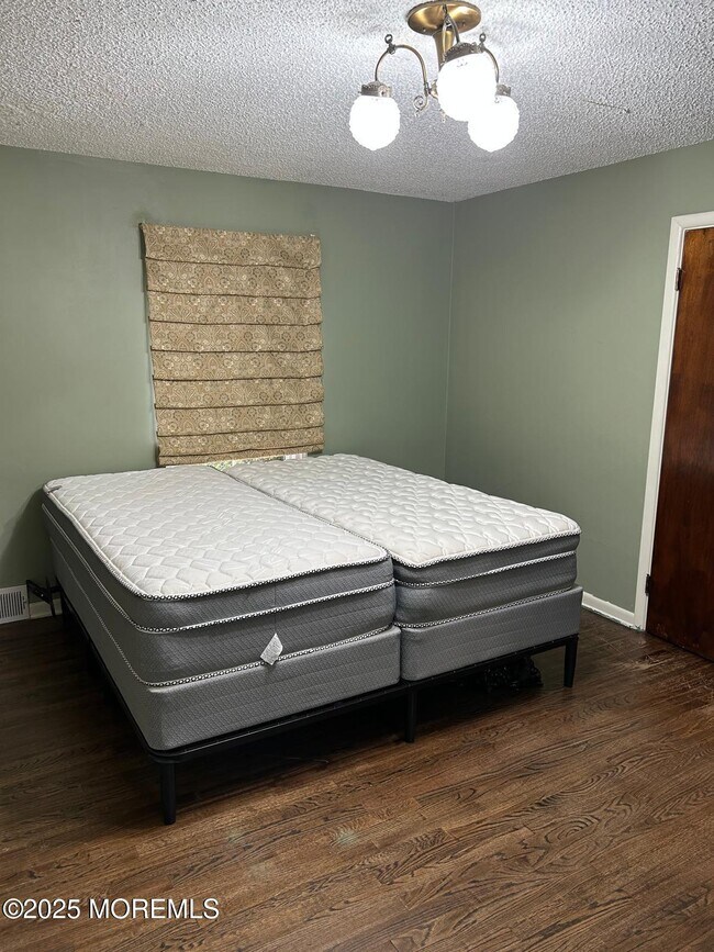Building Photo - 564 Monmouth Pl