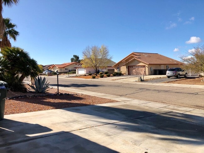 Building Photo - Great Home 3 Bedroom Home in Beautiful Nei...