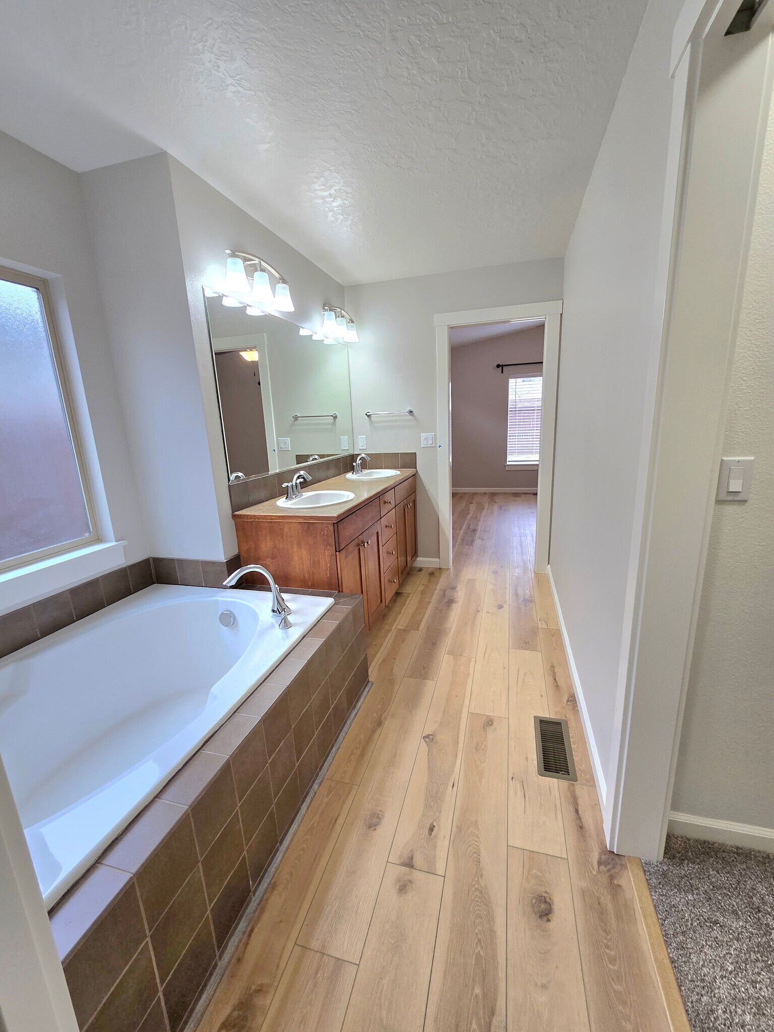 Building Photo - 591 W Kingsley St