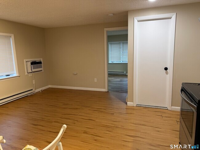 Building Photo - 143 Main St