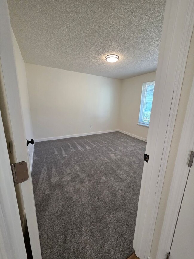 Building Photo - Recently Updated Home
