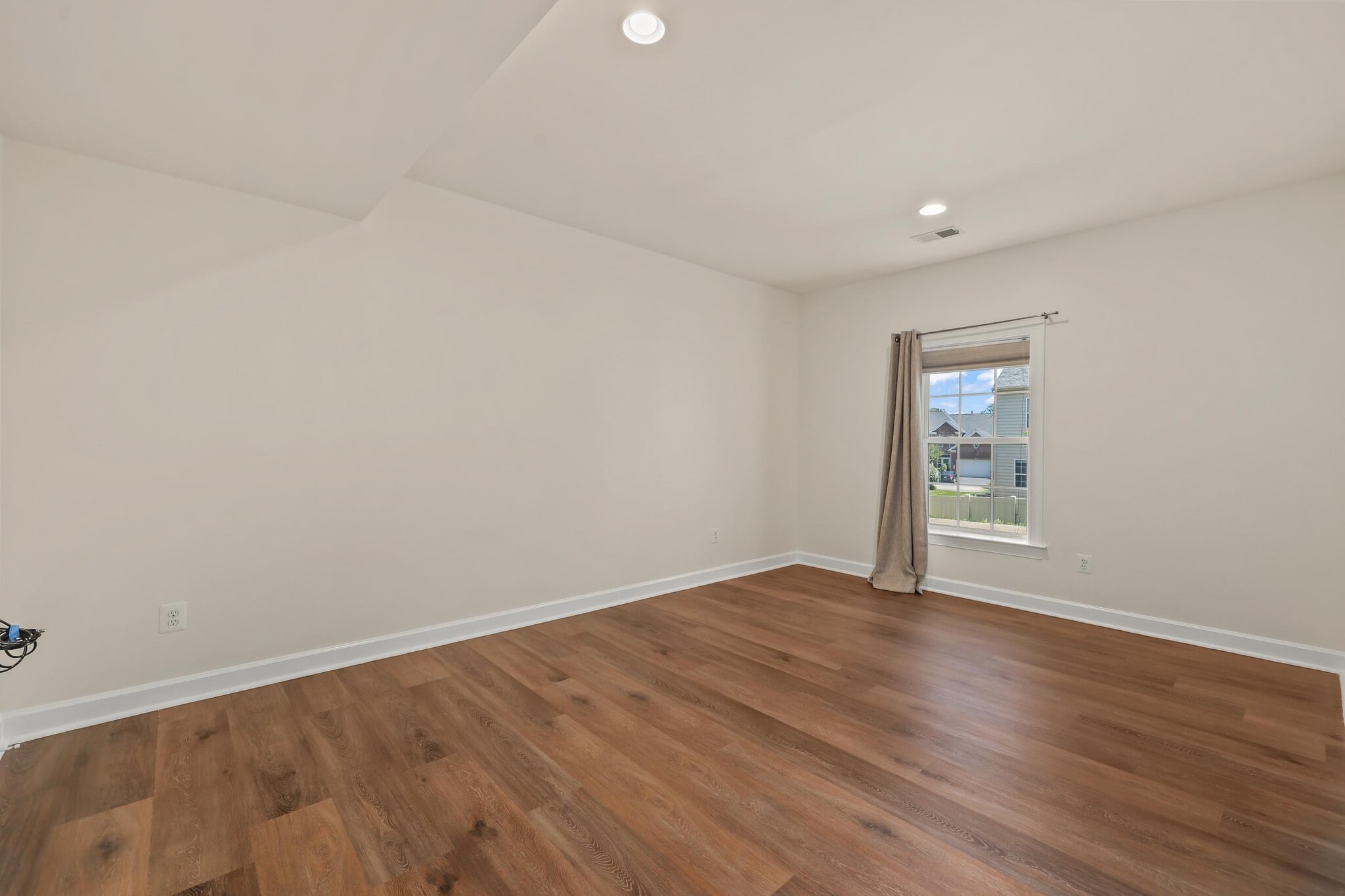 Large bedroom with full size window - 5619 Websters Way
