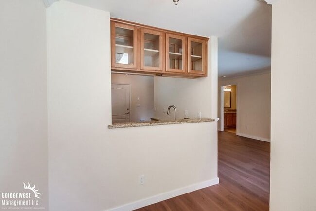 Building Photo - Charming 1Bdm 1Ba Coastal Condo in Pacific Beach!