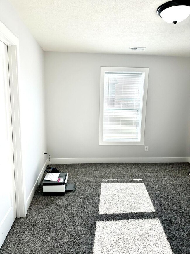 Building Photo - Spacious 5 Bed Home in Bloomington