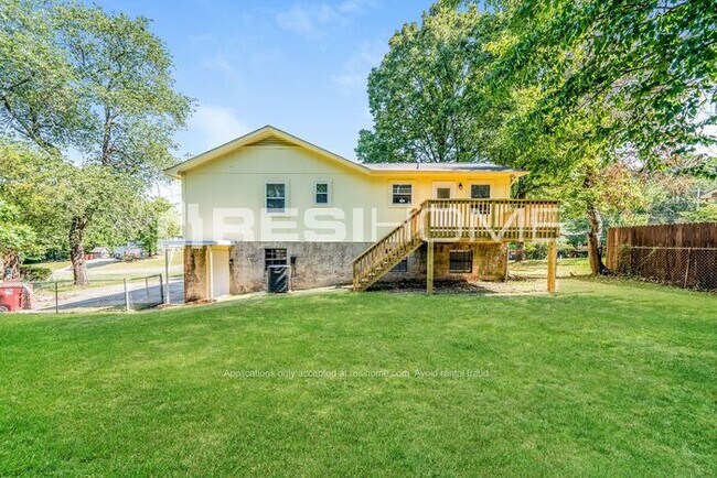 Building Photo - 1115 Shadow Creek Dr Ne