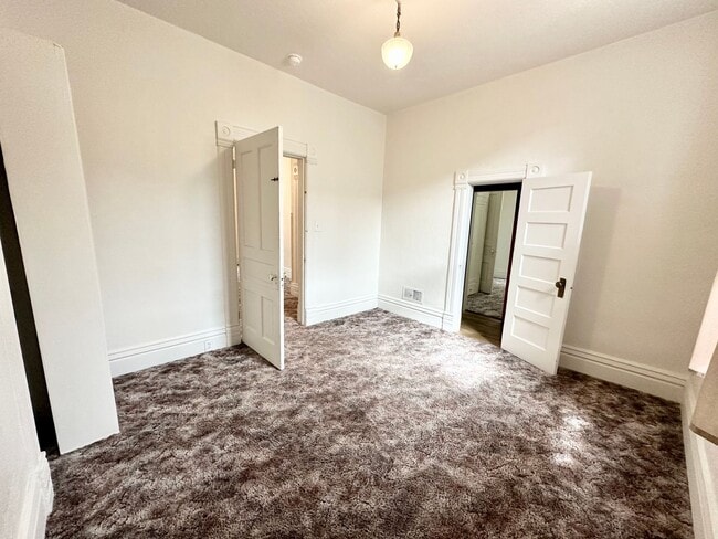 Building Photo - Charming 3 Bedroom Home Near Downtown Elle...