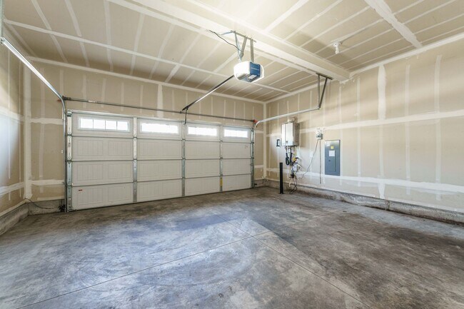 Building Photo - Light, Bright & Move-In Ready – 3BR Gem in Prime Ridgefield Location!  (Pet Friendly)