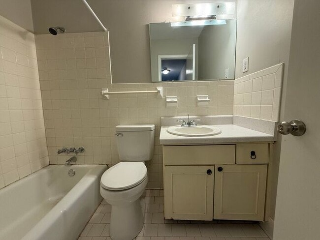 Building Photo - 2 Bedroom Unit was recently renovated. Live walking distance from the downtown square or steps fr...