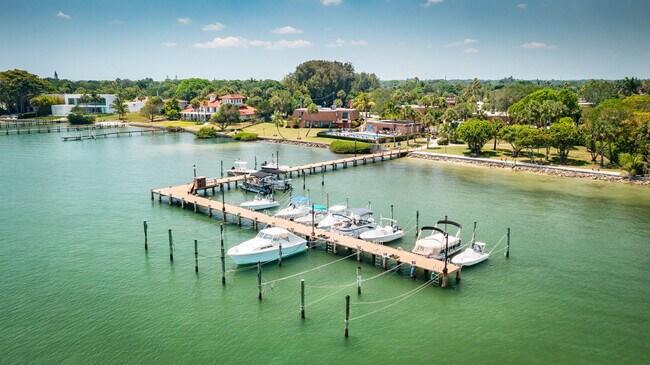 Building Photo - 825 Center St