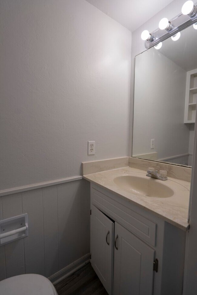 Building Photo - Spacious, Updated & Cute Home Near Lake He...