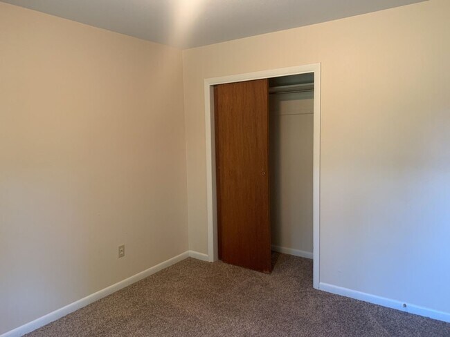 Building Photo - Mid-Town Single Family Home w/ Spacious Fenced Yard