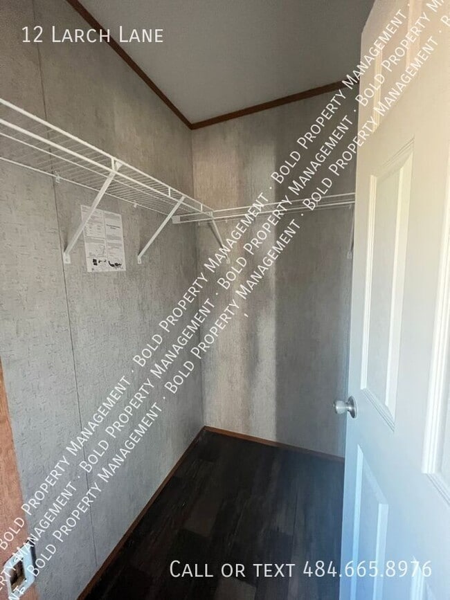 Building Photo - 12 Larch Ln