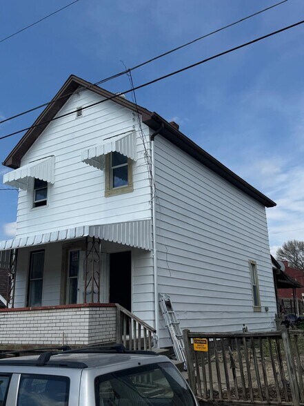 Building Photo - 807 Hazlett Ave