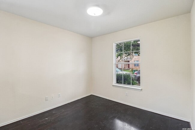 Building Photo - 407 Amberdale Oak