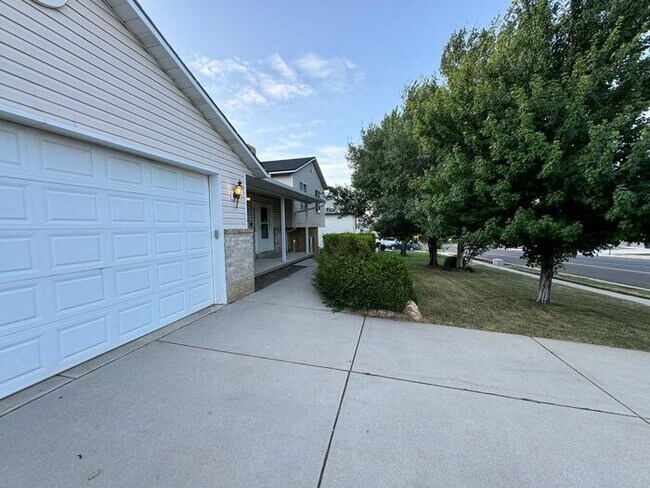 Building Photo - 4 Bedroom 2 1/2 Bath Home Oversized 2 Car Garage. Dog Friendly