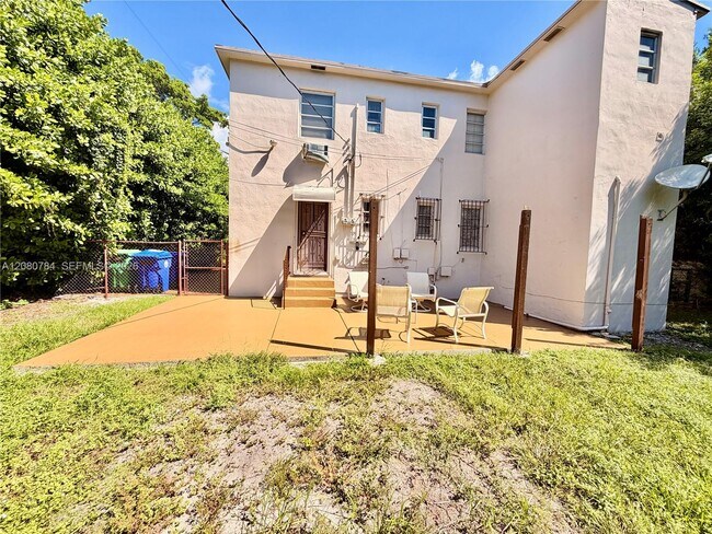 Building Photo - 3790 SW 27th St