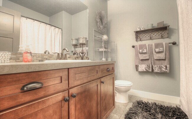 Building Photo - 1262 E Lone Shore Dr