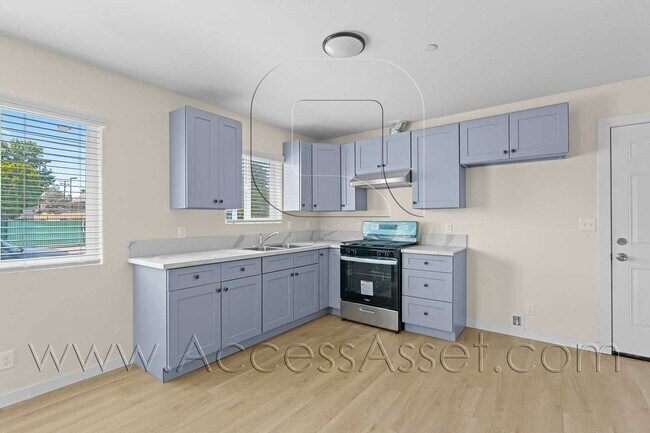 Building Photo - 108 S Lindsay St