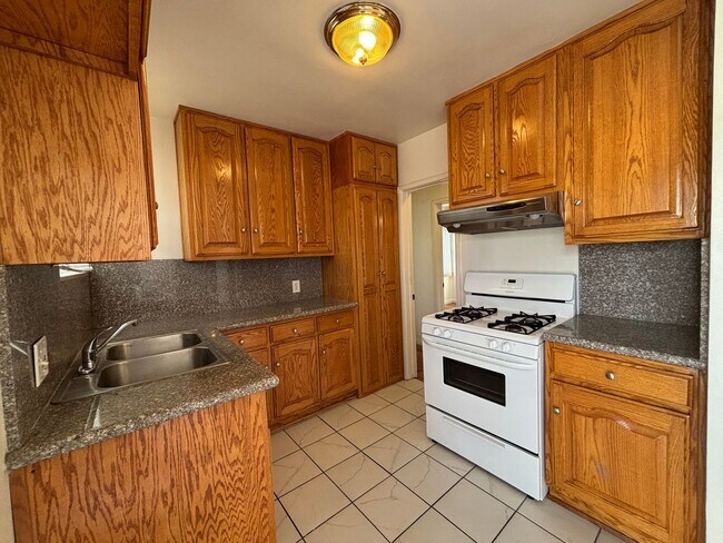 Building Photo - Glenoaks, 625-633 1/2