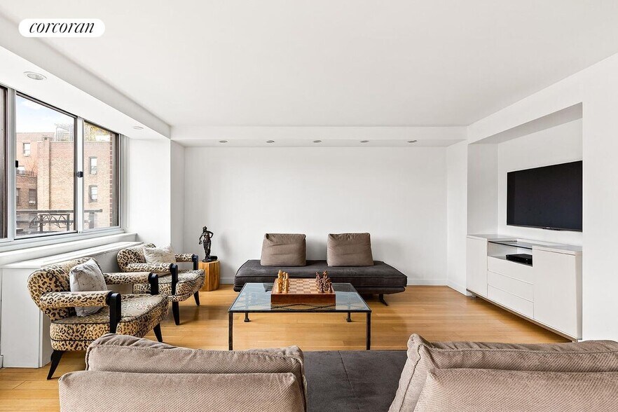 Building Photo - 45 W 67th St