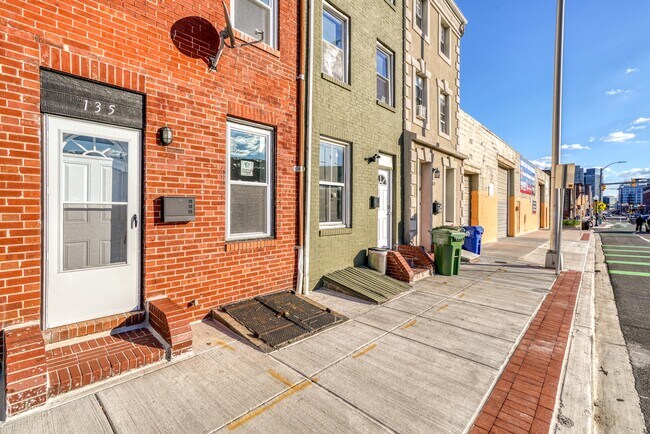 Building Photo - 135 S Central Ave