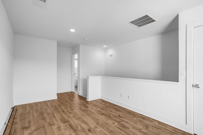 Building Photo - Spacious 4-level Home| 3 bedrooms + Garage parking!