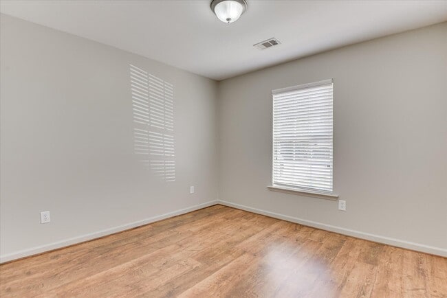 Building Photo - 136 Haley Dr