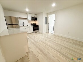 Building Photo - 2204 W San Antonio St