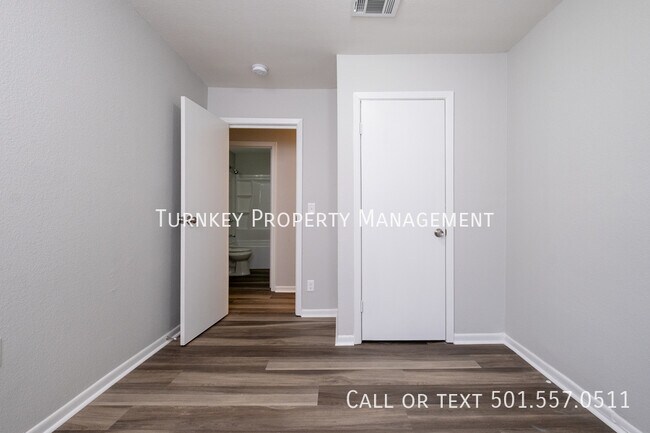 Building Photo - Renovated 3 bed 2 bath duplex! Half off 1s...