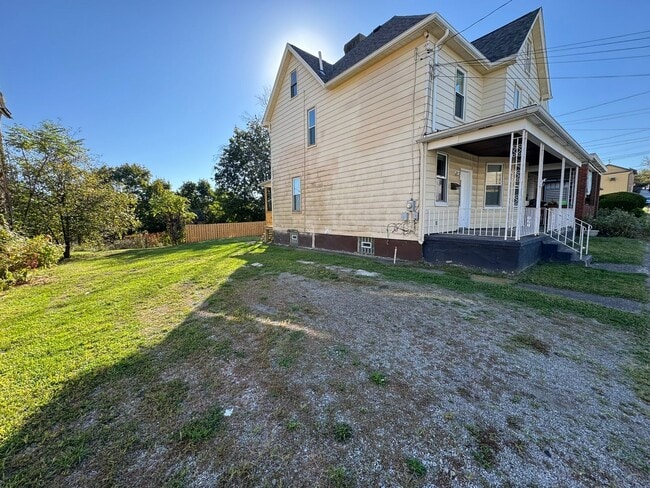 Building Photo - Enormous Completely Updated 4-Bedroom 1-Ba...