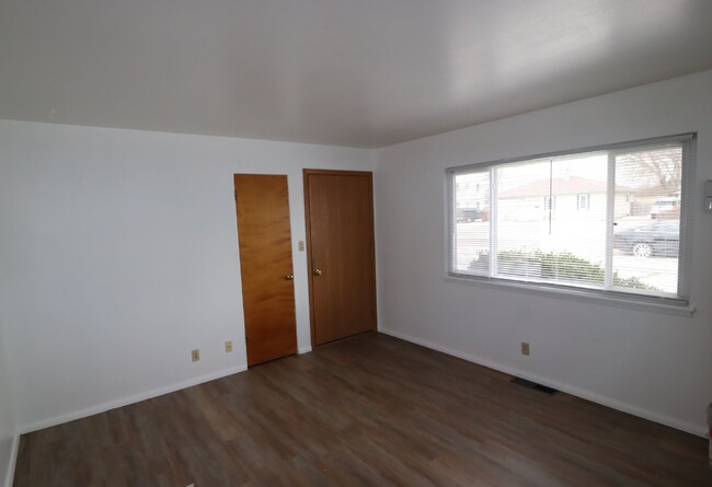 Building Photo - Cozy 2 Bedroom Ranch Duplex