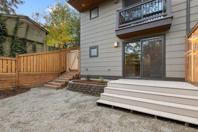 Building Photo - Luxurious Air-Conditioned Leschi View Townhome