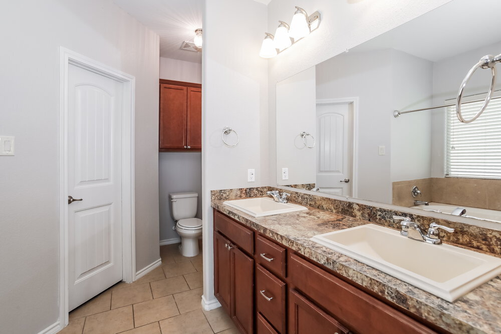 Building Photo - 5126 Meadow Ln