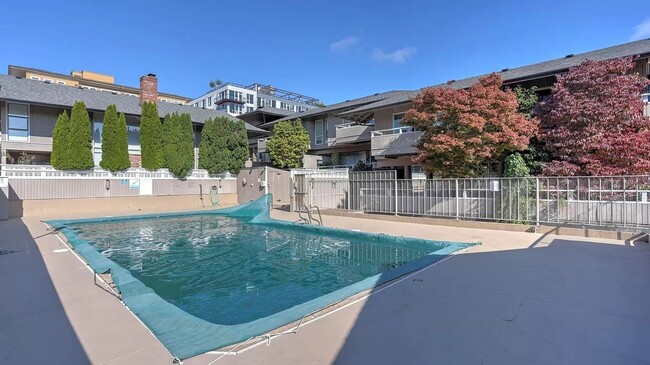 Building Photo - Spacious split level condo