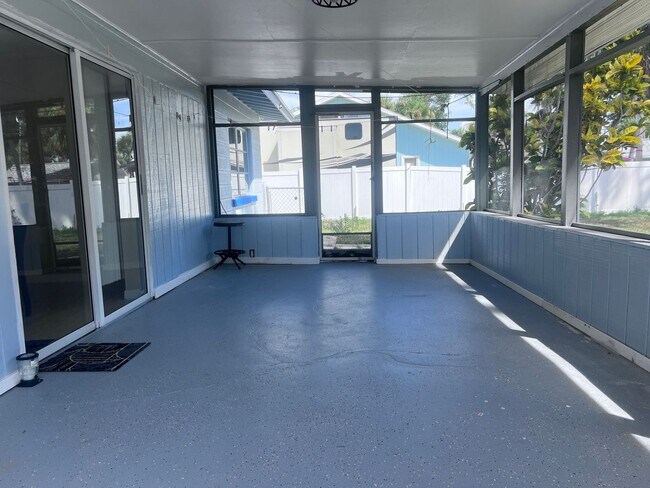 Building Photo - 4BD/2BA on the Island!