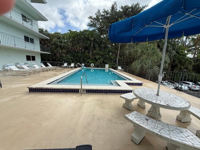 Building Photo - 2539 Bayshore Dr