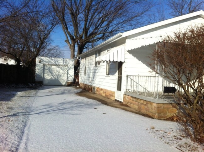 Building Photo - 2 Bedroom Country Charm in Elkhart