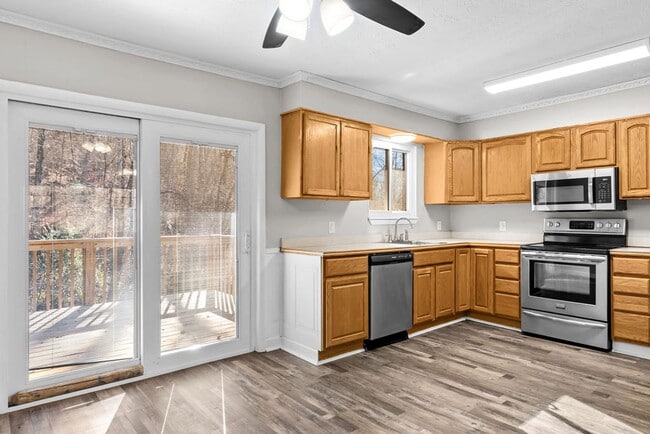 Building Photo - Newly Updated 4bd/3bth in Seymour!