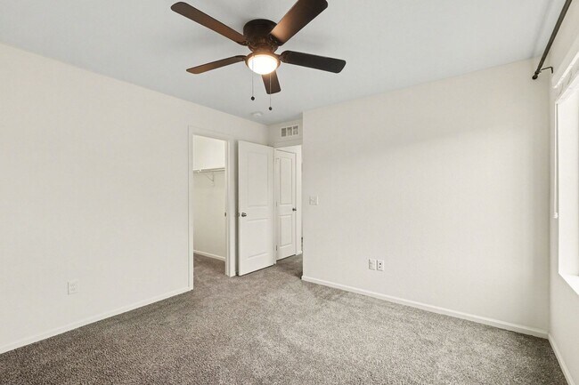 Building Photo - Stunning 4bed/3bath Oakwood Model Home in Erie