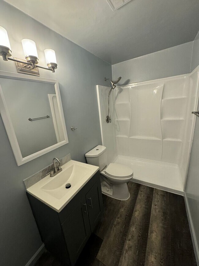 Building Photo - Updated 2 Bedroom 2 Bathroom with Bonus room!