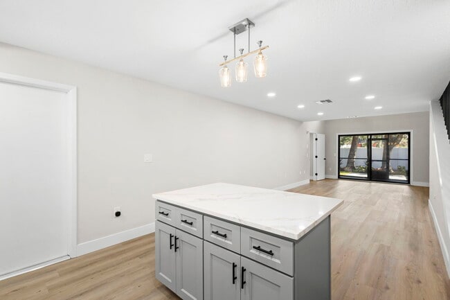 Building Photo - 805 Clake St