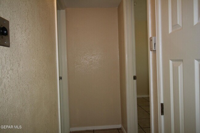 Building Photo - 9145 Begonia Pl