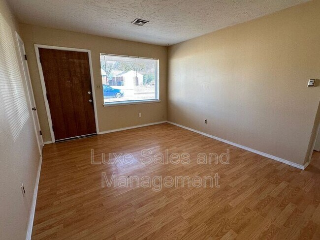 Building Photo - 116 W Rose Dr