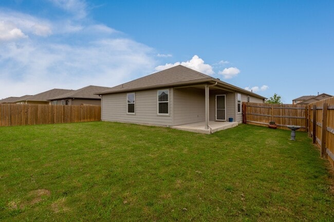 Building Photo - Comfortable 3BR / 2BA Home with Island Kitchen & Private Backyard