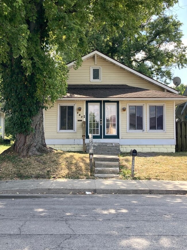 Primary Photo - Nice 2 bedroom with fenced in back yard.